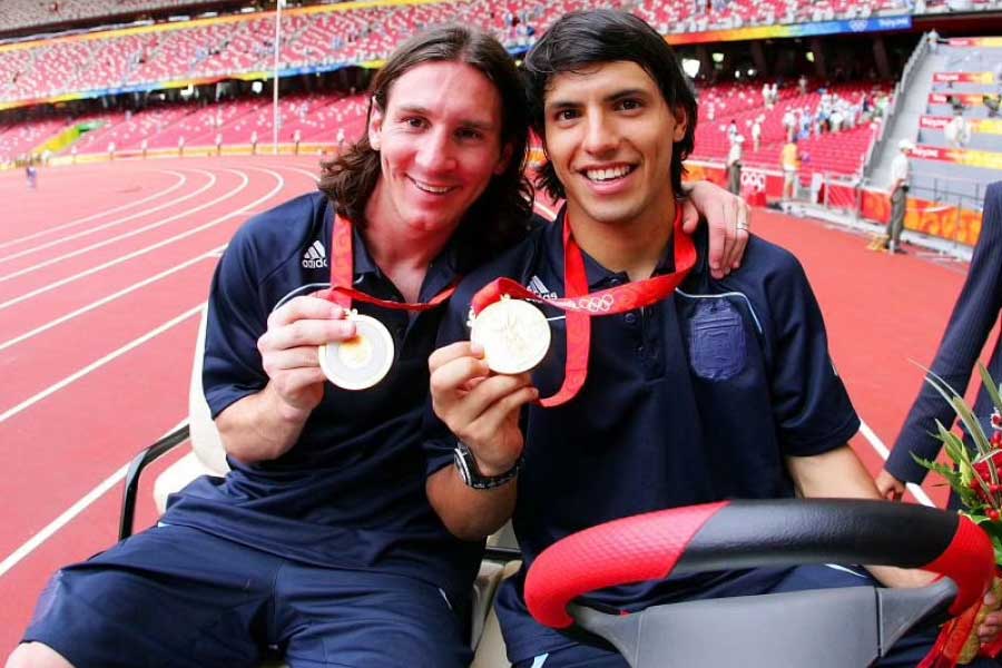 ২০০৮ সালে নাইজিরিয়াকে হারিয়ে অলিম্পিক্সও জিতেছিলেন মেসিরা। সব মিলিয়ে আর্জেন্টিনার হয়ে মোট ৮টি ফাইনাল খেলেছেন মেসি। তার মধ্যে ৪টিতে জিতেছেন এবং ৪টিতে হেরেছেন। 