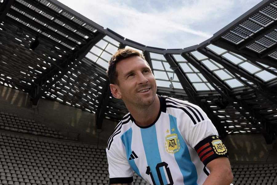 দেশের হয়ে ট্রফি-ভাগ্য ততটা জোরদার না হলেও ক্লাব ফুটবলের হয়ে ফাইনালে মেসির ‘রেকর্ড’ আসমান ছুঁই ছুঁই। 