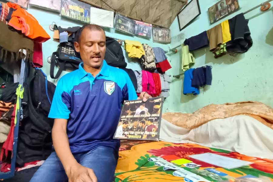 ১১ বছর আগে লিওনেল মেসির সঙ্গে তোলা ছবি হাতে বিপ্লব পোদ্দার।