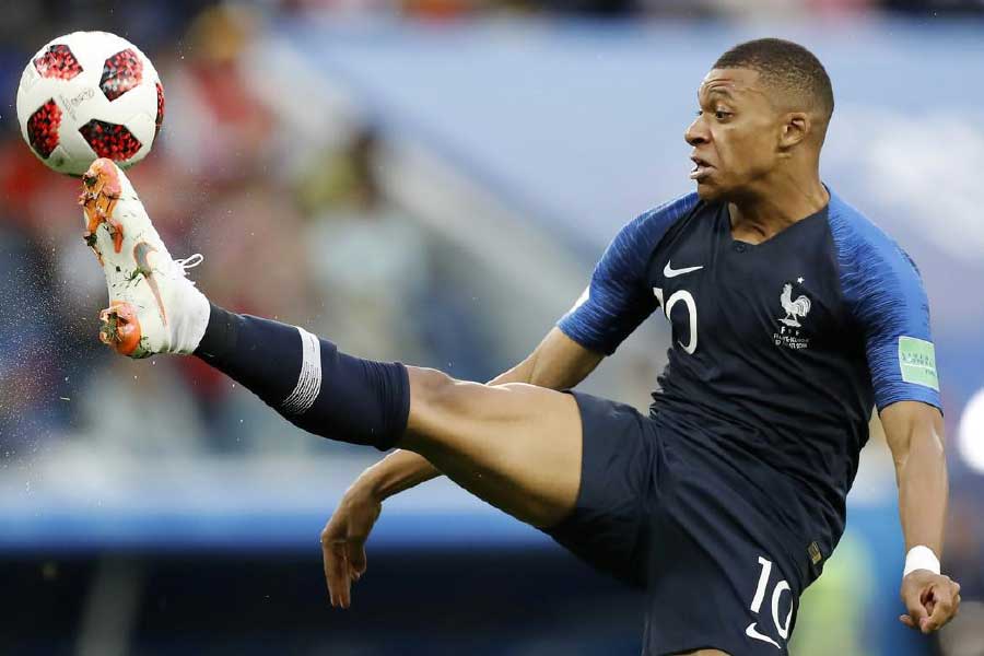 বিশ্বকাপে এমবাপেকে ফ্রান্সের ‘তুরুপের তাস’ বলে মনে করছেন ফুটবল বিশেষজ্ঞরা। দেশের হয়ে যে ক’টি ফাইনালে এমবাপে খেলেছেন, তার একটি ম্যাচও ফ্রান্স হারেনি। কাতার বিশ্বকাপের মহারণেও যদি আর্জেন্টিনাকে হারিয়ে ফ্রান্স কাপ জেতে, তা হলে এমবাপের রেকর্ড অক্ষুণ্ণ থাকবে।