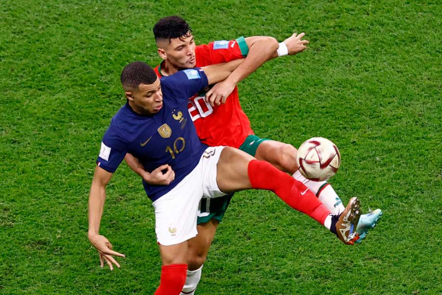 ক্লাবের হয়ে অবশ্য বলার মতো রেকর্ড এখনও নেই এমবাপের। ক্লাবের হয়ে খেলার সময় মোনাকোকে একটি এবং প্যারিস সঁ জঁ (পিএসজি)-কে দু’টি ফাইনাল জিতিয়েছেন তিনি। তাঁর খেলা ক্লাব রানার আপও হয়েছে তিন বার।