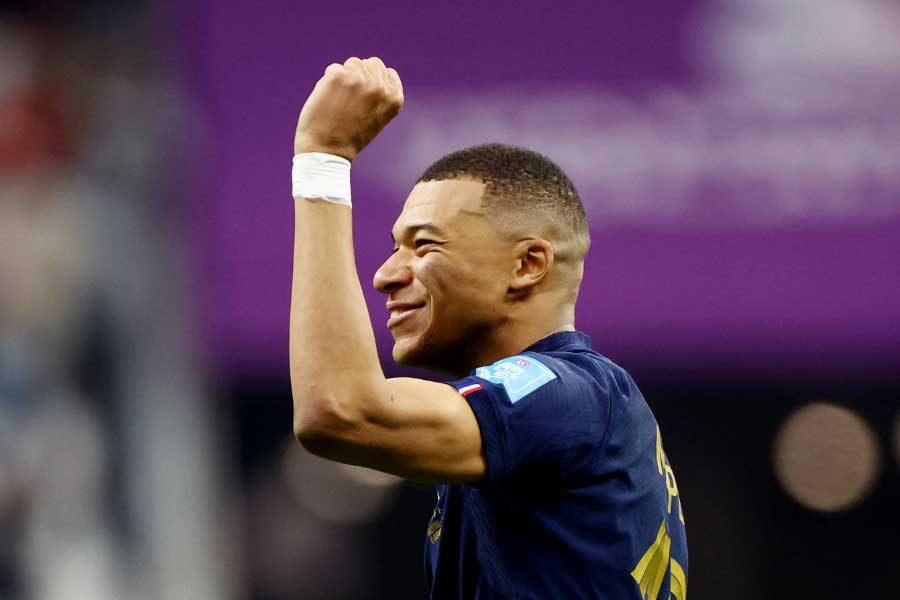 এমবাপে পিএসজি-তে যোগ দেওয়ার পর ২০১৮-১৯ থেকে শুরু করে পিএসজি পর পর তিন বার ফ্রেঞ্চ সুপার কাপ অর্থাৎ, ‘ট্রফি দা চ্যাম্পিয়নস্‌’ জেতে। ফ্রেঞ্চ লিগ কাপ জেতে দু’বার।