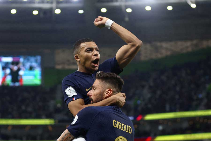 তবে এমবাপে দলে থেকেও ২০১৯-২০ সালের উয়েফা চ্যাম্পিয়নস লিগ, ২০১৮-১৯-এর ফ্রেঞ্চ কাপে ফাইনালে উঠে রানার আপ হয়েছিল পিএসজি। এমবাপে, মোনাকো-তে খেলার সময় ২০১৬-১৭-র লিগ কাপের ফাইনালে হেরে যায় সেই ক্লাব।