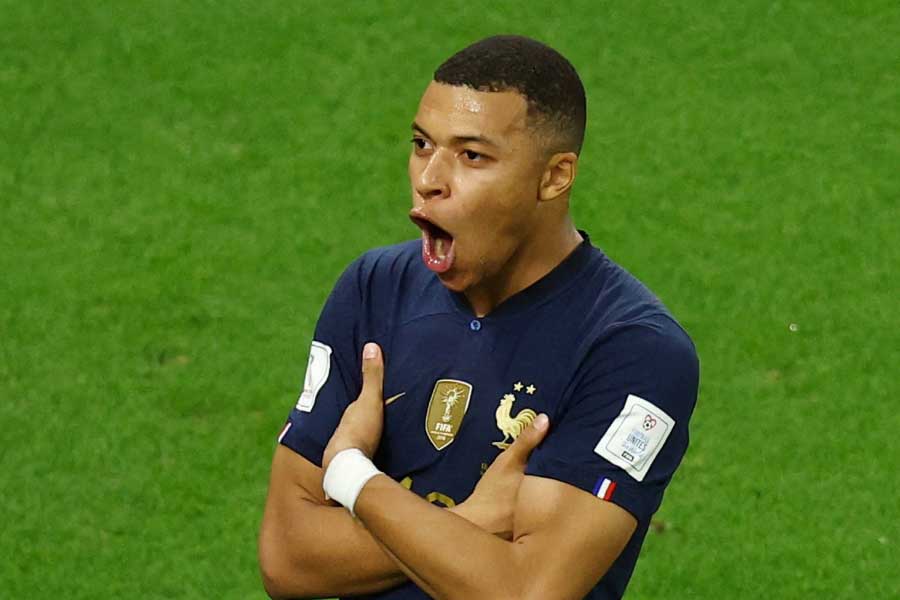 ২০১৮-র বিশ্বকাপ থেকেই ফুটবল ‘সম্রাট’ পেলের সঙ্গে তুলনা শুরু হয়েছে এমবাপের।  এমবাপে ১৮ বছরের কম বয়সি দ্বিতীয় খেলোয়াড় যিনি বিশ্বকাপের ফাইনালে গোল করেছেন। প্রথম জন স্বয়ং পেলে। ১৯৫৮ সালে বিশ্বকাপ ফাইনালে ব্রাজিলের হয়ে পেলে দু’টি গোল করেছিলেন।