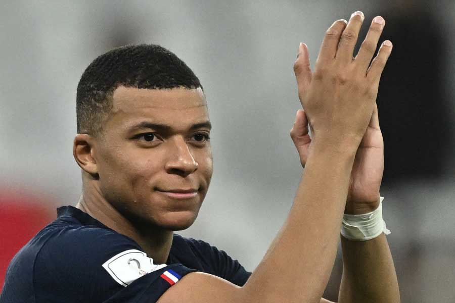 ২০২২-এর কাতার বিশ্বকাপে সেই এমবাপের মুখোমুখি হচ্ছেন মেসি। তবে এমবাপেকে যাঁর সঙ্গে তুলনা করা হয়, সেই পেলে কিন্তু ২০১৯ সালে সাফ জানিয়ে দিয়েছিলেন, তাঁর চোখে সেরা খেলোয়াড় মেসি। আবার মেসি এবং পেলে, দু’জনেরই জার্সি নম্বর ১০। দেশের হয়ে এমবাপেরও জার্সি নম্বর ১০।