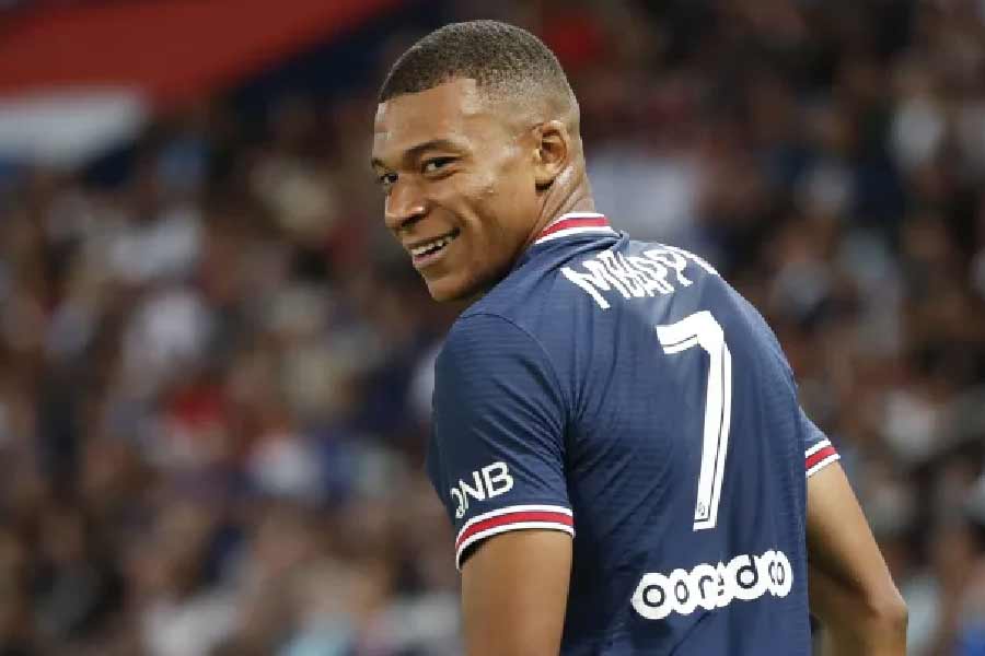 দ্বিতীয় ম্যাচটি ড্র হয়েছিল। বার্সেলোনা এবং পিএসজি-র হয়ে একটি করে গোল করেছিলেন যথাক্রমে মেসি এবং এমবাপে। দু’টি ম্যাচ মিলিয়ে ফলাফল দাঁড়ায় বার্সেলোনা ২, পিএসজি ৫।