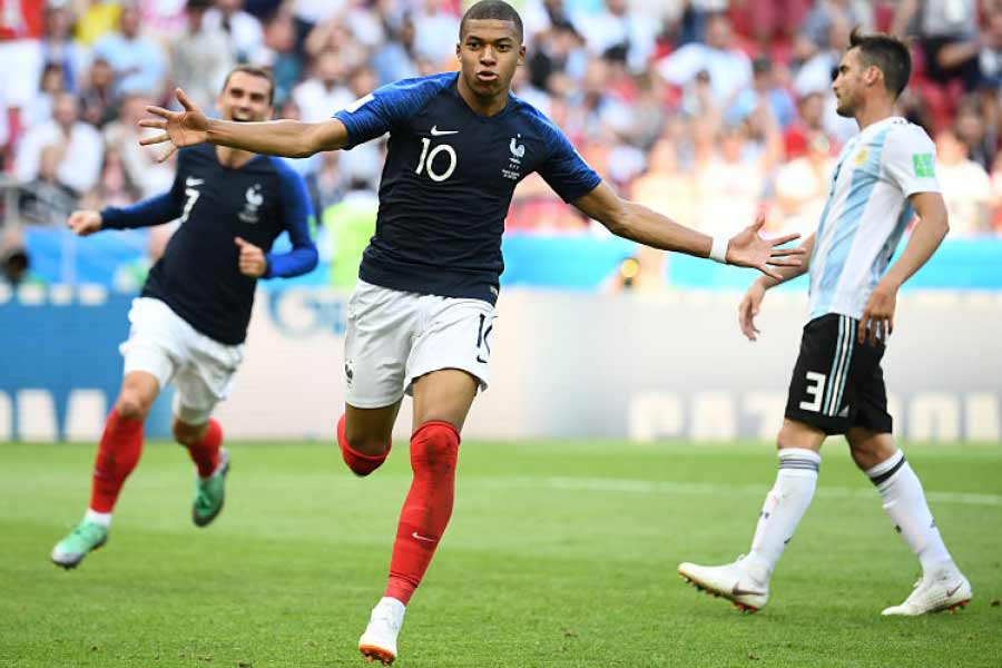 সে ম্যাচেও এমবাপে শেষ হাসি হাসেন। খেলার ফলাফল দাঁড়ায় ফ্রান্সের পক্ষে ৪-৩। মেসিকে একটিও গোল করতে দেখা যায়নি রাশিয়া বিশ্বকাপের সেই ম্যাচে।