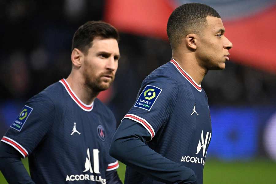 দুই তারকার দ্বৈরথে এমবাপের মোট গোলসংখ্যা ৬ (পিএসজি-র জার্সিতে ৪ এবং ফ্রান্সের জার্সিতে ২)। অন্য দিকে এমবাপের বিপরীতে খেলতে নেমে মেসি এখনও পর্যন্ত করেছেন ২টি গোল (বার্সেলোনার জার্সিতে ২, আর্জেন্টিনার জার্সিতে ০)।