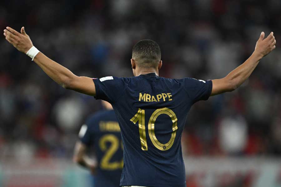 এমবাপের গোলসংখ্যাও ৫। তবে গোলের ঠিকানা লেখা পাস দেওয়ায় খানিক পিছিয়ে ফ্রান্সের এই স্ট্রাইকার। এমবাপের পাস থেকে এখনও পর্যন্ত ২টি গোল হয়েছে।