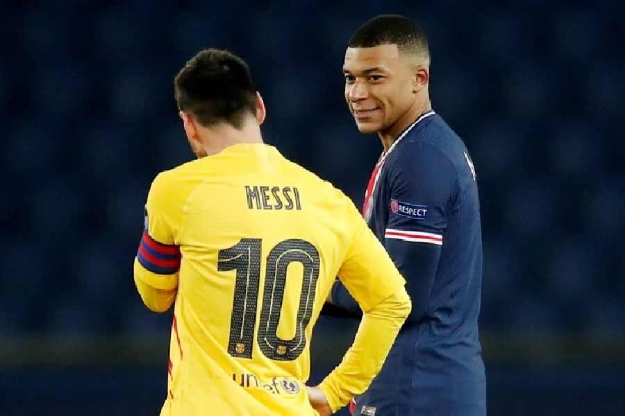 ফাইনালে দেশের হয়ে লড়াইয়ের পাশাপাশি দুই তারকার সোনার বুটের লড়াইও দেখা যাবে। যাঁর গোল বেশি হবে, তিনি পাবেন বিশ্বকাপের অন্যতম সেরা এই সম্মান।