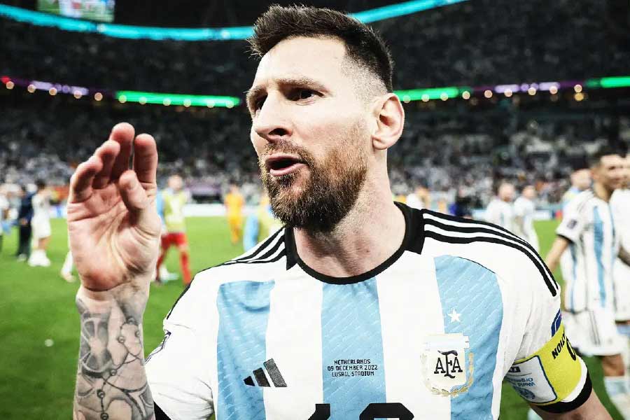 মেসি সেমিফাইনালের পরই জানিয়ে দিয়েছেন, রবিবারের ফাইনালই হবে দেশের হয়ে তাঁর শেষ বিশ্বকাপ। শেষ বারের মতো কি ঝলসে উঠবেন এলএম১০? না কি তাঁর মুখের গ্রাস কেড়ে নেবেন তাঁর চেয়ে ১২ বছরের ছোট ক্লাব-সতীর্থ? উত্তর আর কয়েক ঘণ্টায়।