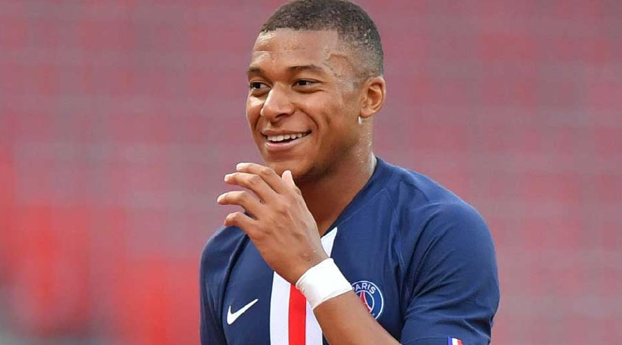 রূপান্তকামী মডেল থেকে ফ্রান্সের সেরা সুন্দরী,  এমবাপের প্রেমজীবন  তাঁর খেলার মতোই বর্ণময়