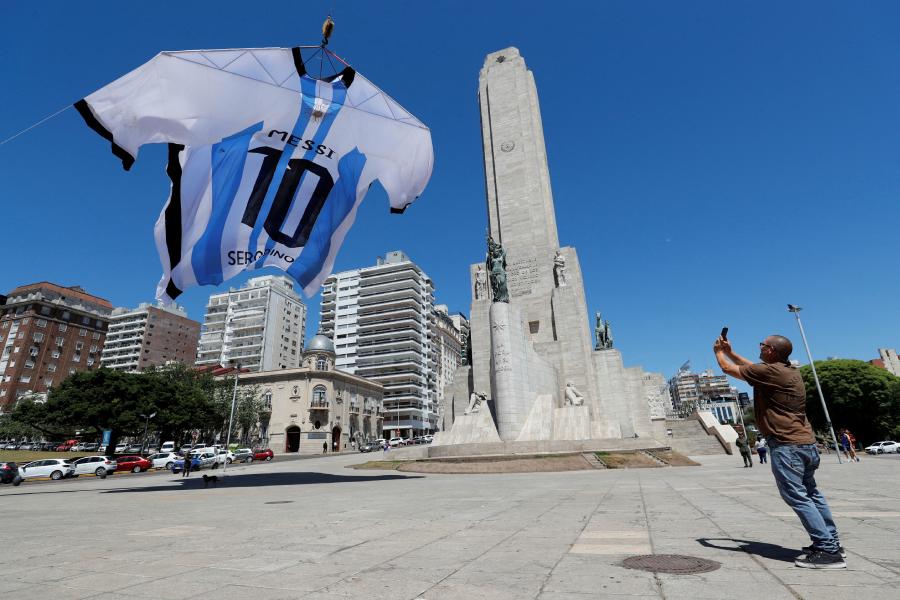 রোসারিয়োর রাস্তায় উড়ছে মেসির বৃহদাকার জার্সি।