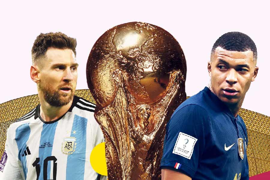 বড় বড় ফুটবল তারকারা বাজি রেখেছেন পছন্দের দলে। অঙ্ক মিলিয়ে ভবিষ্যদ্বাণীও করেছেন অনেকে। তারকারা ছাড়াও সেই তালিকায় রয়েছেন ভবিষ্যদ্বক্তা, বিশেষজ্ঞ, গেমিং সংস্থা এমনকি একটি কচ্ছপও। মেসি আর এমবাপেদের হাই ভোল্টেজ ম্যাচের আগে কে কাকে এগিয়ে রাখলেন?