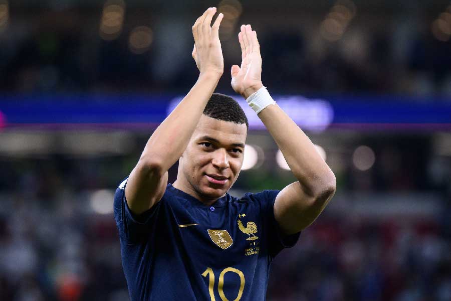 বায়ার্ন মিউনিখ তারকা বাস্তিয়ানের তালিকায় তৃতীয় স্থানে ছিল ব্রাজিল। দ্বিতীয় নেদারল্যান্ডস। তবে চ্যাম্পিয়ন হিসাবে তিনি এগিয়ে রেখেছিলেন ফ্রান্সকেই। বাস্তিয়ান বলেছিলেন, ‘‘এই দলটায় সবচেয়ে ভাল মানের ফুটবলার রয়েছে। দারুণ টিম। ওরা সবাই ফিট থাকলে ওরাই চ্যাম্পিয়ন হওয়ার সবচেয়ে বড় দাবিদার। শুধু এমবাপেকে দেখুন। ও একাই দলটাকে টেনে দিতে পারে।’’