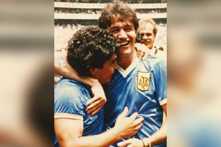 আর্জেন্টিনার প্রাক্তন খেলোয়ার জর্জ বুরুচাগা মারাদোনার সতীর্থ। মেক্সিকোয়  বিশ্বকাপজয়ী আর্জেন্টাইন দলের সদস্যও ছিলেন। ১৯৮৬ সালের ফাইনালে পশ্চিম জার্মানির বিরুদ্ধে তাঁর আর মারাদোনার গোলেই জিতেছিল আর্জেন্টিনা।