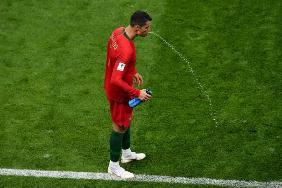 ফুটবলে খোলায়াড়দের থুতু ফেলা খুবই স্বাভাবিক একটি বিষয়। তবে নিজেদের হতাশা প্রকাশ করতে এ রকম করছেন, এটা ভাবা ভুল। আর ফুটবলারদের থুতু ফেলার জন্য রেফারি কোনও শাস্তিও দেন না।