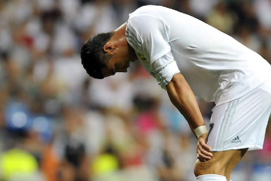 এই ঘন লালারস গিলে ফেলা কঠিন। ঠিক সেই কারণেই ফুটবলাররা থুতু ফেলেন বার বার। এর ফলে তাঁদের শ্বাস নেওয়া অনেক সহজ হয়।