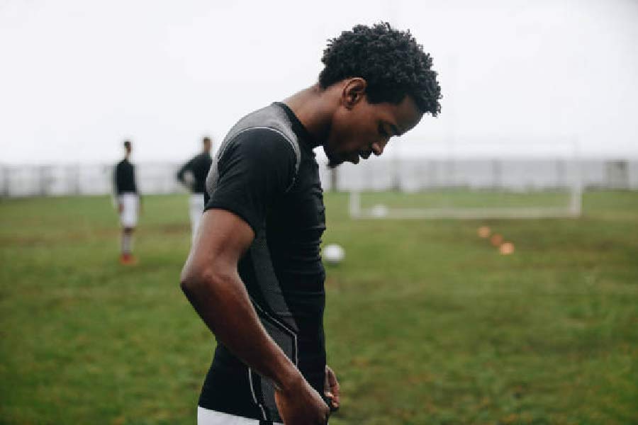 নাইজিরিয়া জাতীয় দলের প্রাক্তন গোলকিপার জোসেফ ডোসু এর একটি ব্যাখ্যা দিয়েছেন। জানিয়েছেন, শ্বাসনালী পরিষ্কার রাখার জন্য বার বার থুতু ফেলেন ফুটবলাররা। টানা ১০ থেকে ১৫ যোজন দৌড়নোর পর একটু তাজা বাতাসের দরকার হয় ফুটবলারদের। তখন তাঁরা থুতু ফেলেন।