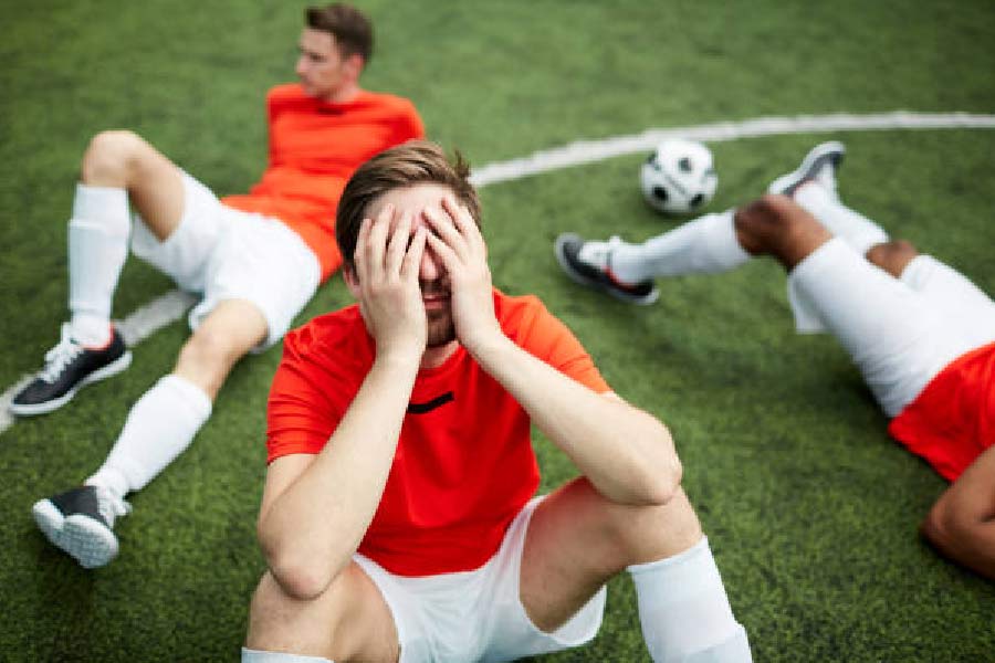 এই থুতু ফেলা নিয়ে সব ফুটবলার এক মত নন। ভিন্ন মত রয়েছে। কেউ কেউ মনে করেন, থুতু ফেলে নিজেদের পৌরুষত্ব জাহির করতে চান। অনেকে মনে করেন অবসেসিভ কম্পালসিভ ডিজঅর্ডারের কারণে এই ধরনের আচরণ করেন ফুটবলাররা।