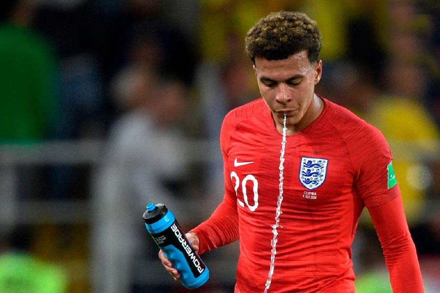 শুধু থুতু ফেলা নয়, অনেক ফুটবলার মুখে জল বা এনার্জি পানীয় নিয়ে তা কুলকুচি করে ফেলেন। একে বলে ‘কার্ব রিনসিং’। এই আচরণেরও একটি বৈজ্ঞানিক কারণ রয়েছে। 