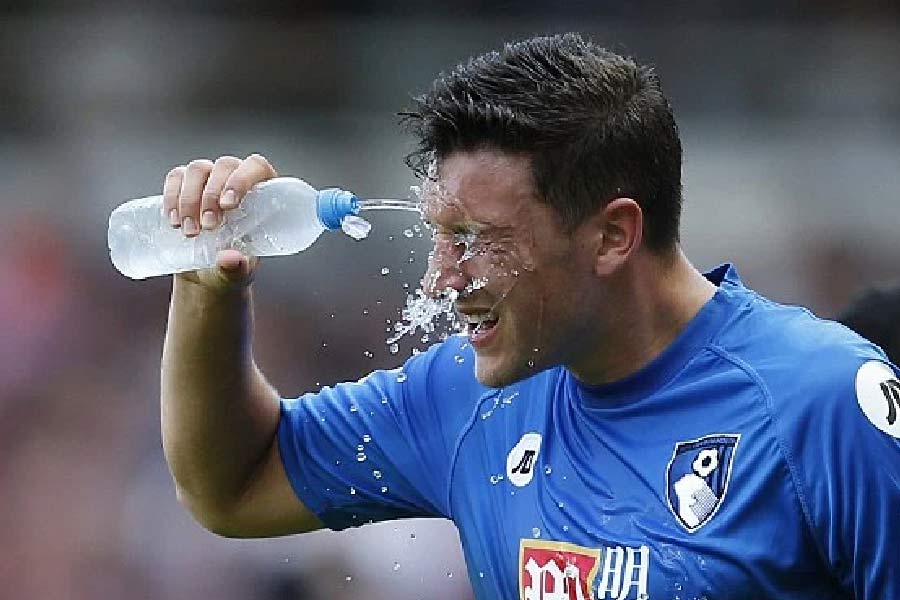 খেলার মাঝে বার বার এনার্জি পানীয় পান করেন ফুটবলাররা। তাঁরা মনে করেন, এর ফলে মুখে চিনি ও নুনের পরিমাণ বেড়ে যায়। সেটাই মুখে জল নিয়ে কুলকুচি করে ফেলেন। এর ফলে অদ্ভুত স্বস্তি পান তাঁরা। ভাবেন যে, অতিরিক্ত এনার্জি শরীরে প্রবেশ করেছে, বা শরীর অতিরিক্ত ক্লান্ত হচ্ছে না। 