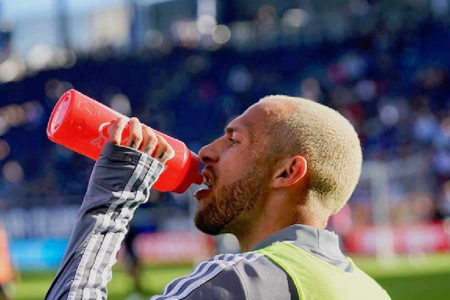 যদিও ২০১৭ সালেই ‘জার্নাল অব স্পোর্টস সায়েন্সেস’-এ একটি সমীক্ষা প্রকাশ করা হয়েছিল। তাতে দেখা গিয়েছিল, মুখে জল নিয়ে কুলকুচি করলে অর্থাৎ ‘কার্ব রিনসিং’ করলে এনার্জি বাড়ে বা কমে না। প্রায় একই থাকে।  