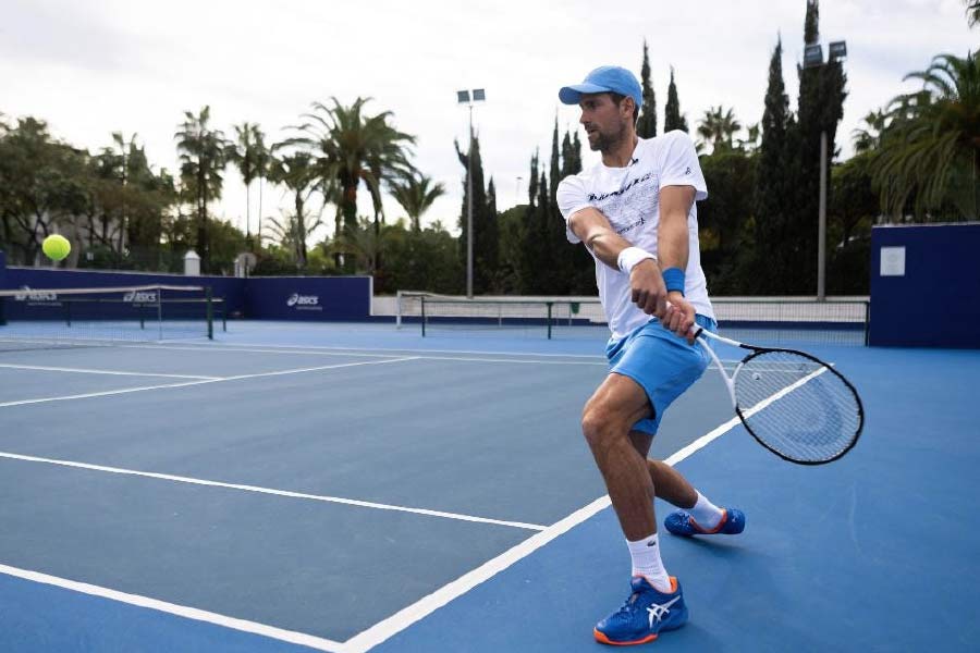 ফুটবল, ক্রিকেট, রাগবি খেলায় মাঠে থুতু ফেলা অপরাধ নয়। তবে টেনিস এবং বাস্কেটবলের ক্ষেত্রে মাঠে এই আচরণ অপরাধের শামিল।  