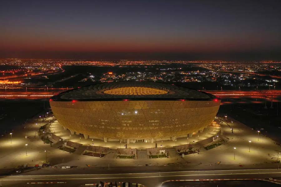 এত খরচের কারণ, স্টেডিয়াম তৈরি। বিশ্বকাপের জন্য কাতারে ৭টি নতুন স্টেডিয়াম তৈরি হয়েছে। ফুটবলারদের অনুশীলনের জন্যও আলাদা মাঠের বন্দোবস্ত করতে হয়েছে। এর মধ্যে রয়েছে লুসাইল স্টেডিয়ামও। যেখানে ভাগ্যপরীক্ষা হল মেসি-এমবাপেদের।