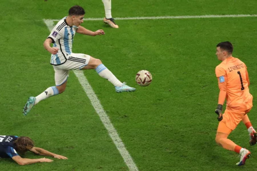 ইউলিয়ান আলভারেস (আর্জেন্টিনা বনাম ক্রোয়েশিয়া):  গোলের থেকেও তার আগের মুহূর্তটি বেশি নজরকাড়া। মাঝমাঠ থেকে একাই বল নিয়ে ক্রোয়েশিয়ার গোলমুখে দৌড়েছিলেন আলভারেস। মাঝে দুই ডিফেন্ডার এসে বাধা দেওয়ার চেষ্টা করলেও পারেননি। কেউ ট্যাকলও করেননি। কার্যত বিনা বাধায় গোল করে যান আলভারেস।