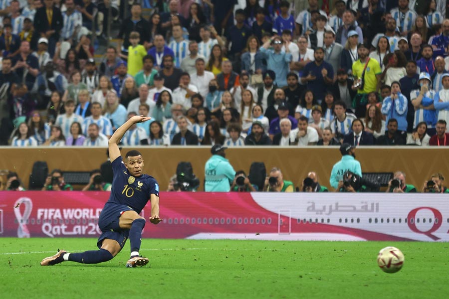 কিলিয়ান এমবাপে (ফ্রান্স বনাম আর্জেন্টিনা) বিশ্বকাপ ফাইনালে এসে অসাধারণ গোলটি করলেন এমবাপে। দূর থেকে তাঁর উদ্দেশে লম্বা বল ভাসিয়েছিলেন কোমান। এমবাপে বল ধরে পাস দেন হাঁবিয়কে। তার পরে হাঁবিয়ের ভাসানো বলে শরীর নিয়ন্ত্রণে রেখে চলতি বলেই শটে গোল করেন এমবাপে।