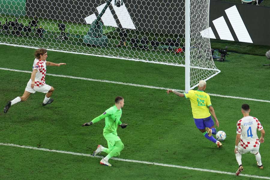 নেমার (ব্রাজিল বনাম ক্রোয়েশিয়া):  অতিরিক্ত সময়ে গোল করেছিলেন নেমার। মাঝমাঠে বল পেয়ে ক্রোয়েশিয়ার একের পর এক ডিফেন্ডারকে কাটিয়ে বক্সে ঢুকে যান। মাঝে এক বার রদ্রিগোর সঙ্গে পাস খেলে ডমিনিক লিভাকোভিচকে পেরিয়ে বল জালে জড়িয়ে দেন।