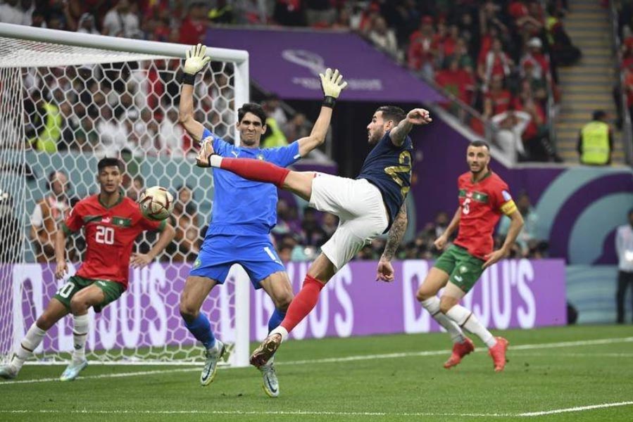 থিয়ো হের্নান্দেস (ফ্রান্স বনাম মরক্কো): মরক্কোর বিরুদ্ধে শুরুতেই এগিয়ে যায় ফ্রান্স। সৌজন্যে থিয়ো হের্নান্দেস, যাঁর বিশ্বকাপে খেলাই এক সময় ছিল অনিশ্চিত। গ্রিজম্যানের থেকে পাস পেয়ে বল গোলে মেরেছিলেন এমবাপে। তা মরক্কোর এক ডিফেন্ডারের গায়ে লেগে বাঁ দিকে লাফিয়ে উঠে যায়। মাথার সমান বল এসেছিল। তবে থিয়ো বাঁ পায়ে মাটিতে ঠুকে বল মারেন। তা বিপক্ষ গোলকিপার ইয়াসিন বুনুকে পরাস্ত করে জালে জড়ায়।