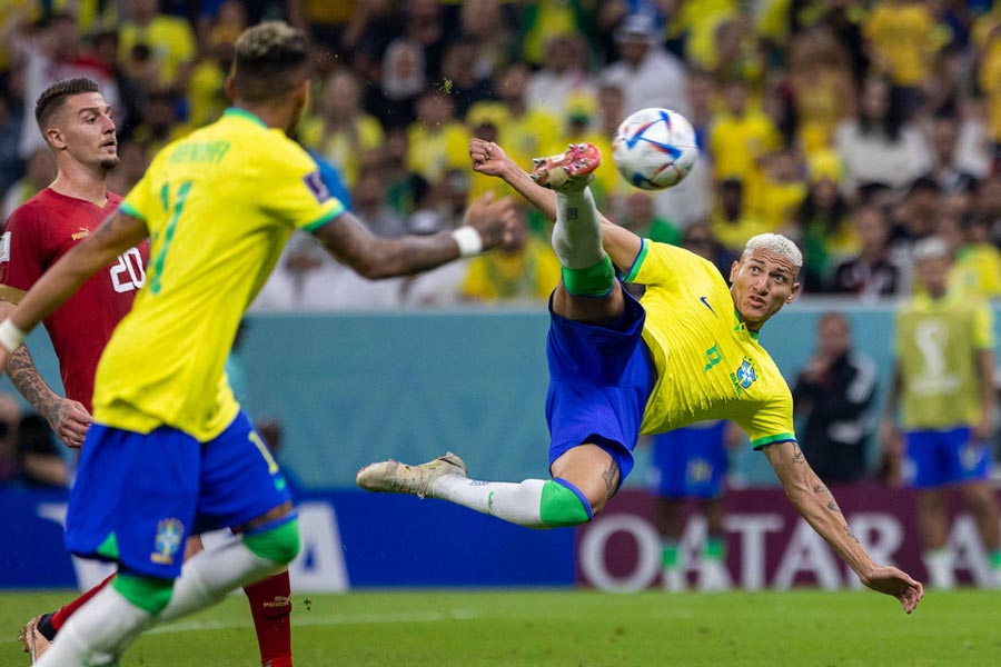 রিচার্লিসন (ব্রাজিল বনাম সার্বিয়া): ব্রাজিল কোয়ার্টার ফাইনালে বিদায় নিলেও গ্রুপের ম্যাচে করা এই গোল বিশ্বকাপে সেরা হতেই পারে। বাঁ দিক থেকে বল ভাসিয়েছিলেন ভিনিসিয়াস। বাঁ পায়ে রিচার্লিসন বল রিসিভ করার পর কিছুটা উঠে যায়। চকিতে ঘুরে গিয়ে শরীর শূন্যে ছুড়ে ডান পায়ের সাইডভলিতে গোল করেন রিচার্লিসন।