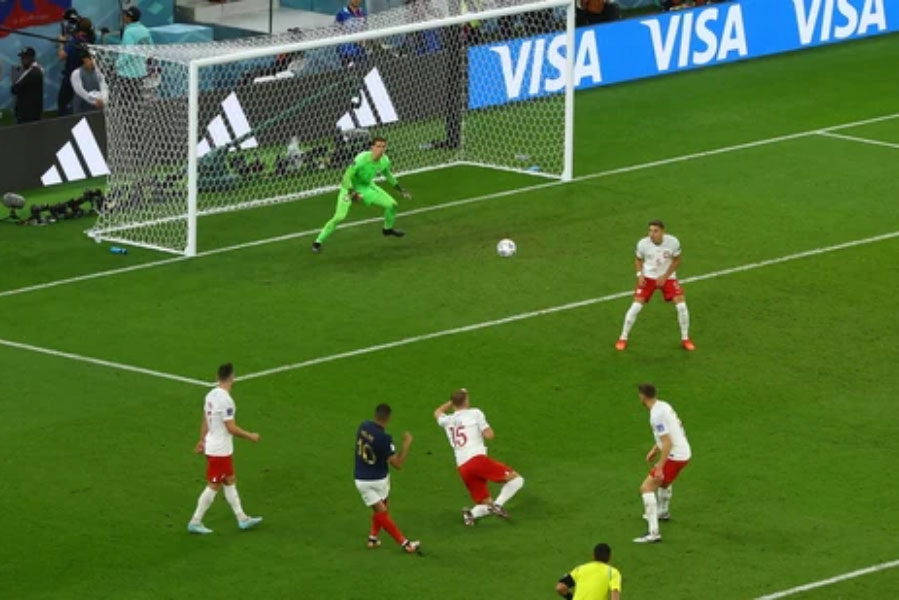 কিলিয়ান এমবাপে (ফ্রান্স বনাম পোল্যান্ড): প্রি-কোয়ার্টারে এমবাপের করা দু’টি গোলই দর্শনীয়। তবে তৃতীয় গোলটি বেশি ভাল। এমবাপে বাঁ দিকে পাস দিয়েছিলেন মার্কাস থুরঁকে। তার পরেই বক্সে ঢুকে পড়েন। থুরঁ সঠিক সময়ে এমবাপেকে আবার পাস দেন। মার্কারকে সরিয়ে ডান পায়ের বাঁকানো শটে গোল করেন এমবাপে।