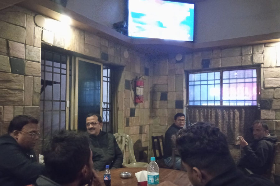 ফরাসডাঙ্গার পানশালায় ময়দানের উত্তেজনা।