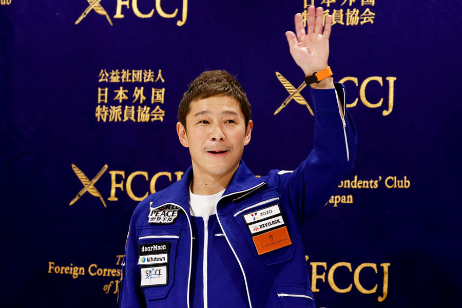 ২০১৮ সাল। ইলন মাস্কের ‘স্পেসএক্স’ সংস্থার ‘বিগ ফ্যালকন রকেট’ (বিএফআর)-এর প্রথম ক্রেতার নাম উল্লেখ করেছিলেন। জাপানের ধনকুবের ইয়ুসাকু মেইজাওয়া। ২০২৩ সালে বিএফআর রকেটে চেপে চাঁদে পাড়ি দেওয়ার পরিকল্পনা করেন ইউসাকু। এই যাত্রায় যে ৮ জন ইউসাকুর সফরসঙ্গী হবেন, তাঁদের নাম শুক্রবার ঘোষণা করেন ইউসাকু নিজেই। এই তালিকায় রয়েছেন ভারতের এক নাগরিকও। দেব জোশী।