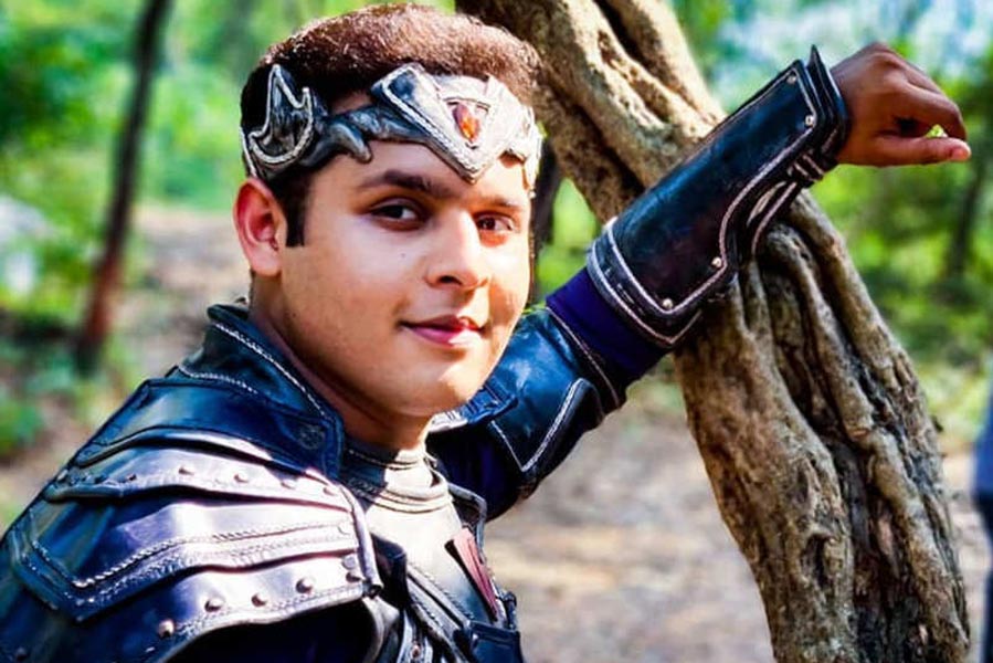 পেশায় অভিনেতা দেব। তবে অনেকেই তাঁকে ‘বাল বীর’ হিসাবে চেনেন। ছোট পর্দার জনপ্রিয় মুখ দেব। কিন্তু ছোট পর্দার পাশাপাশি বড় পর্দাতেও অভিনয় করতে দেখা গিয়েছে তাঁকে।