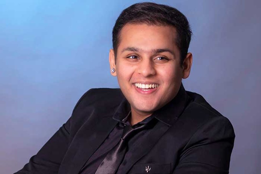 তাঁর পুরো নাম অবশ্য দেব দুশ্যন্তকুমার জোশী। ২০০০ সালে ২৮ নভেম্বর গুজরাতের আমদাবাদে জন্ম তাঁর। শৈশব থেকেই অভিনয়ের প্রতি ঝোঁক ছিল দেবের।