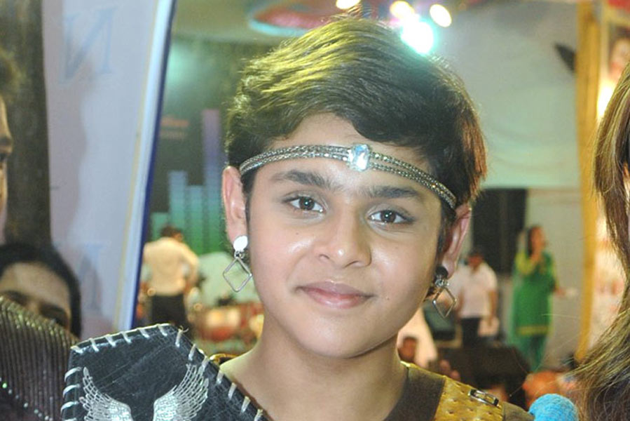 দেবের যখন ৩ বছর বয়স, তখন থেকে মঞ্চে অভিনয় করেছেন তিনি। নাটক, বিজ্ঞাপন থেকে শুরু করে বিভিন্ন গুজরাতি শোয়েও অভিনয় করেছেন তিনি।