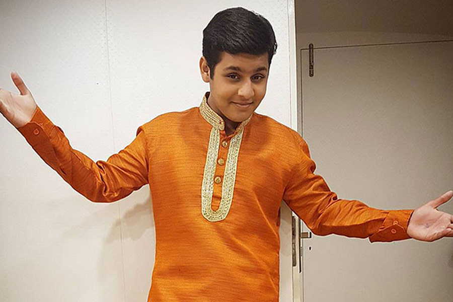 ২০০৯ থেকে ২০১০ সালের মধ্যবর্তী সময়ে হিন্দি ধারাবাহিকে প্রথম অভিনয় করার সুযোগ পান দেব। ৯ বছর বয়সে ‘মহিমা শনি দেব কি’ ধারাবাহিকে ‘শুক্র’ চরিত্রের শৈশব পর্দায় ফুটিয়ে তুলেছিলেন তিনি। একই সময় ‘হমারি দেবরানি’ ধারাবাহিকে অভিনয় করেছিলেন তিনি।