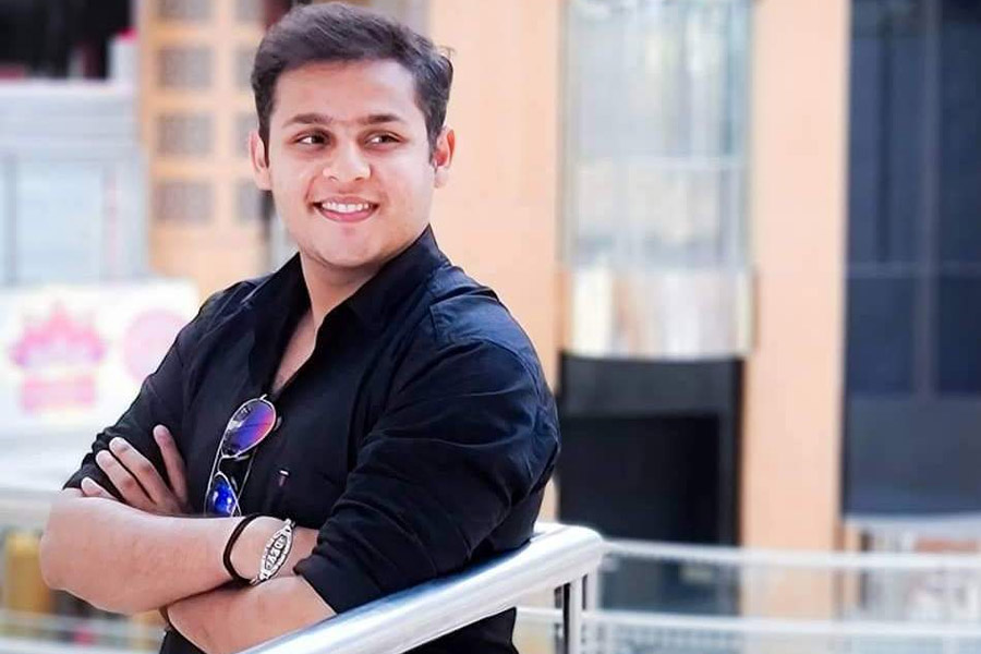  ‘কাশি- অব না রহে তেরা কাগজ কোরা’, ‘দেবো কে দেব...মহাদেব’ ধারাবাহিকে অভিনয় করেন দেব। কিন্তু অভিনেতার জীবন অন্য দিকে মোড় নেয় ২০১২ সালে।