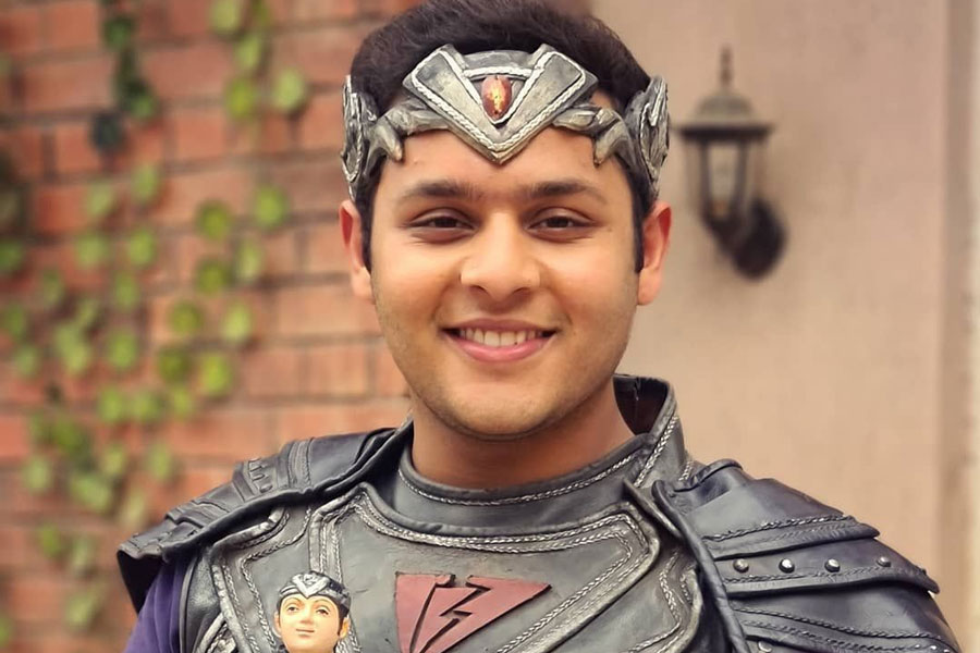 ‘বাল বীর’ নামের এক ফ্যান্টাসি ঘরানার হিন্দি ধারবাহিকে মুখ্য চরিত্রে অভিনয় করেন দেব। শিশু অভিনেতা হিসাবে তাঁর অভিনয় দর্শকমহলে সাড়া ফেলে দিয়েছিল। চার বছর ধরে এই ধারাবাহিকটি সম্প্রচারিত হয়েছে।