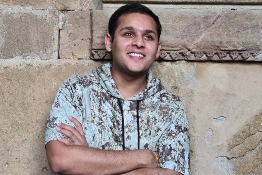 শুধু ছোট পর্দাতেই নয়, জাভেদ আলি এবং তর্শের মতো নামকরা গায়কের সঙ্গে মিউজ়িক ভিডিয়োতে অভিনয় করেছেন দেব।