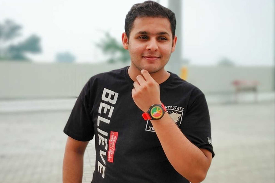 বড় পর্দায় কাজ করার অভিজ্ঞতাও দেবের তালিকা থেকে বাদ পড়েনি। মোট ২০টি গুজরাতি ছবিতে অভিনয় করেছেন তিনি। বিভিন্ন শর্ট ফিল্মেও কাজ করেছেন ।