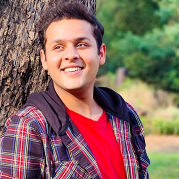 আমদাবাদের একটি কলেজে রাষ্ট্রবিজ্ঞান বিষয় নিয়ে স্নাতক স্তরের পড়াশোনা শেষ করেছেন দেব। ইউনাই়টেড নেশনস্ ইনস্টিটিউট অফ ট্রেনিং অ্যান্ড রিসার্চে আন্তর্জাতিক বিষয় এবং প্রযুক্তি নিয়ে স্নাতকোত্তর পড়াশোনা করছেন তিনি।