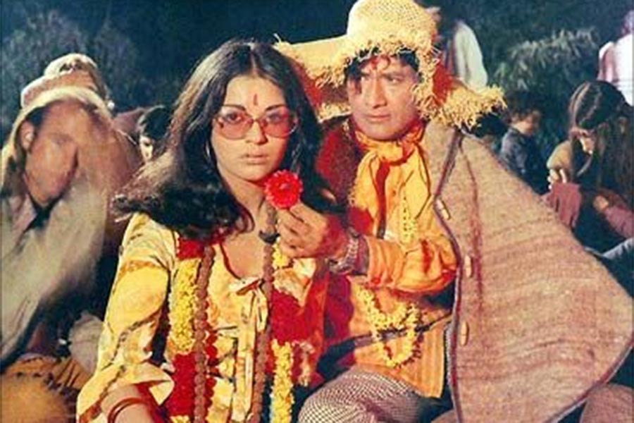 বিতর্কিত গানটি আসলে ছিল ১৯৭১-এ দেব আনন্দ এবং জিনাত আমন অভিনীত ‘হরে রাম হরে কৃষ্ণ’ সিনেমার একটি গানের রিমিক্স। নতুন এই গানটিকে ভাল চোখে দেখেননি দেব-জিনাতও।