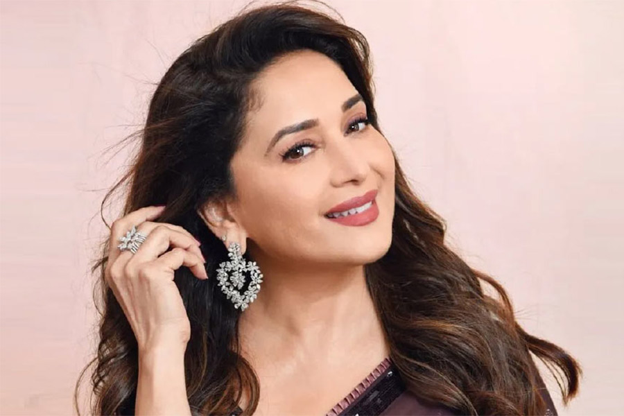 ২০০৭ সালে মুক্তি পেয়েছিল মাধুরী দীক্ষিত অভিনীত ‘আজা নাচলে’। এই সিনেমাকেই মাধুরীর ‘কামব্যাক’ সিনেমা বলে ধরা হয়। তার আগে দীর্ঘ বেশ কয়েক বছর তিনি আমেরিকাতে ছিলেন। 