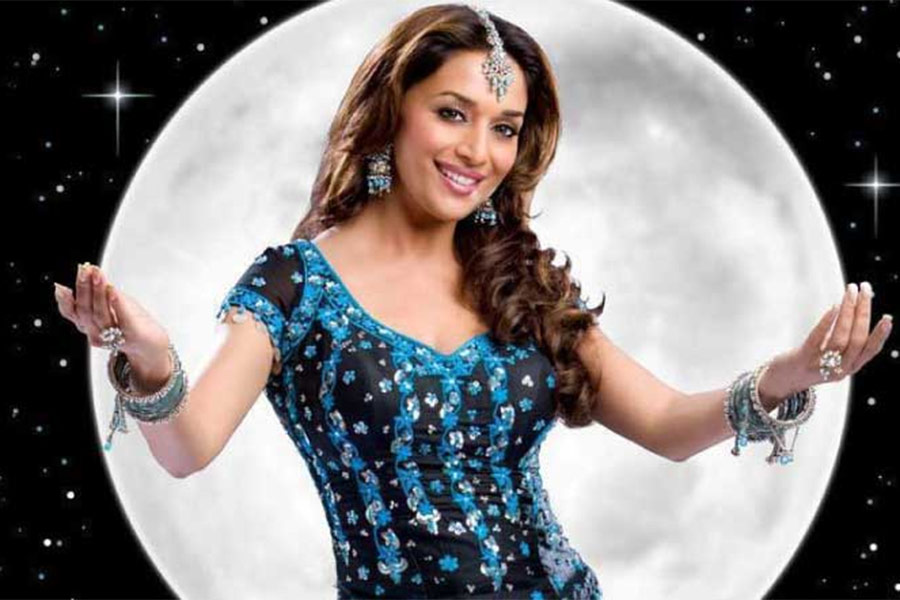 এই সিনেমায় ‘আজা নাচলে’ নামে একটি গান রয়েছে। গানটি মুক্তি পেতেই এই গানকে কেন্দ্র করে বিতর্ক শুরু হয়। অভিযোগ আনা হয়েছিল, এই গান বেশ কয়েকটি জাতিকে নাখুশ করতে পারে। উত্তরপ্রদেশ এবং মধ্যপ্রদেশে প্রথমেই এই গান নিষিদ্ধ করা হয়। পরে নির্মাতারা গানের কথা পরিবর্তন করেন এবং জনগণের অনুভূতিতে আঘাত করার জন্য প্রকাশ্যে ক্ষমা চান।