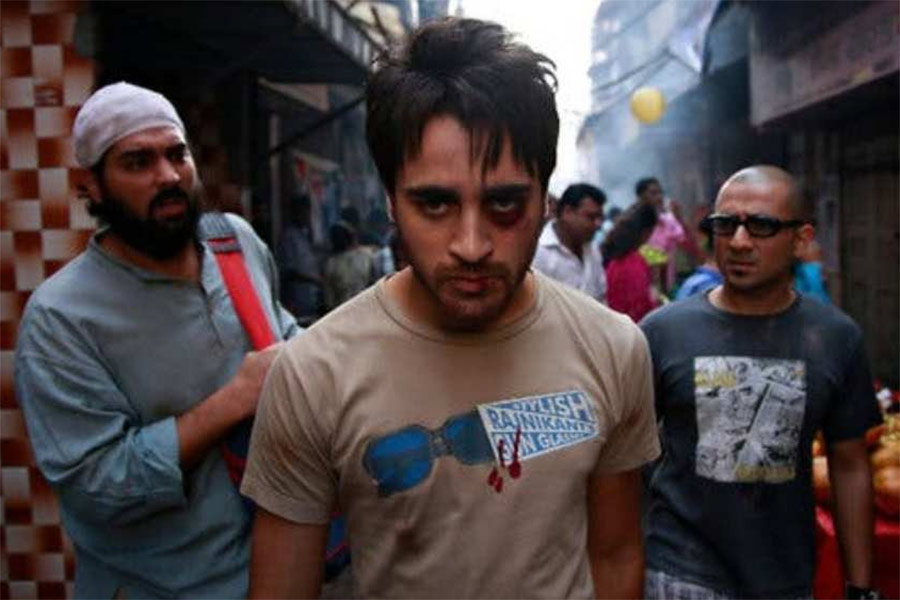 ‘দেলি বেলি’ সিনেমার ‘ভাগ ডিকে বোস’ গানটি নিয়েও বিতর্ক তৈরি হয়েছিল। এই গানের কিছু কথা নিয়ে শোরগোল পড়তে না পড়তেই নতুন বিপদ এসে জুটেছিল। জিতেন ঠুকরাল এবং সুমির তাগরা নামের দুই শিল্পী অভিযোগ আনেন যে, তাঁদের একটি গান চুরি করে তৈরি হয়েছে ‘দেলি বেলি’র এই গান । শেষ পর্যন্ত এই গানের কথা বদলে দেওয়া হয়।